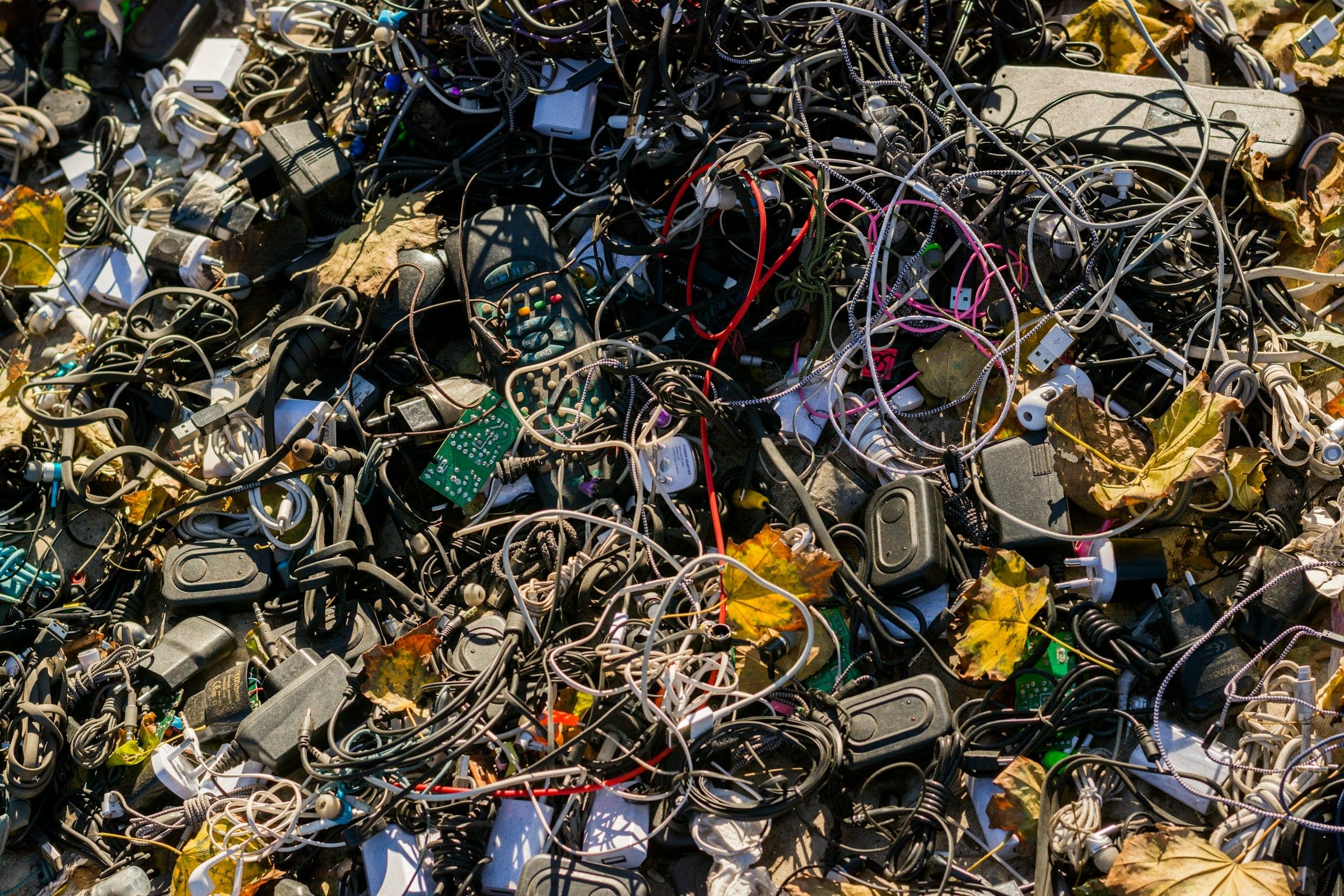 Abfall von elektronischen Geräten, darunter alte Smartphones, Laptops und Kabel, für das Recycling gesammelt, um Schadstoffe zu reduzieren und wertvolle Materialien zurückzugewinnen.